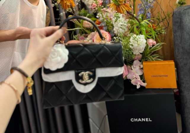 Chu Thanh Huyền khoe túi hàng hiệu được Quang Hải tặng, dân mạng chỉ biết tấm tắc: Đúng chồng nhà người ta