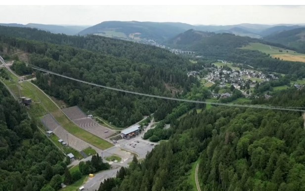 Cầu treo dành cho người đi bộ không có giá đỡ dài nhất thế giới