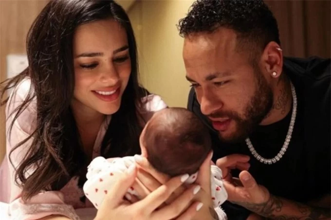 Neymar và Bruna đón con gái Mavie vào tháng 10/2023