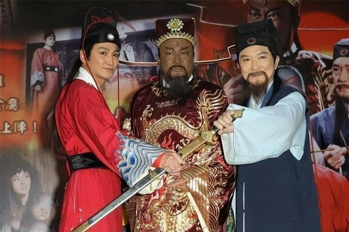 Từ trái qua phải: Triển Chiêu, Bao Thanh Thiên, Công Tôn Sách, cầm thanh Thượng phương bảo kiếm trong bộ phim truyền hình Trung Quốc năm 1993. (Ảnh: Sohu)