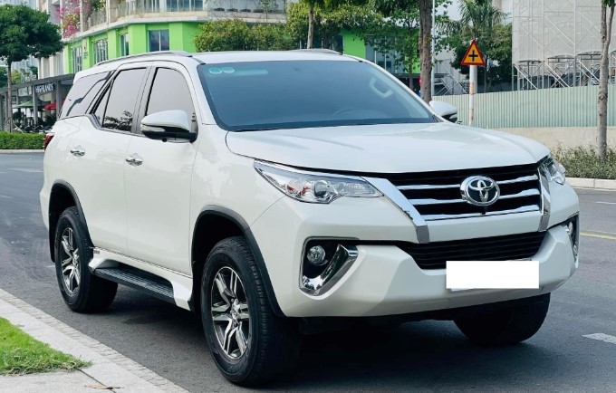 Mới chạy 18.000 km, SUV 7 chỗ Toyota Fortuner 'lướt' bán lại với giá khó tin