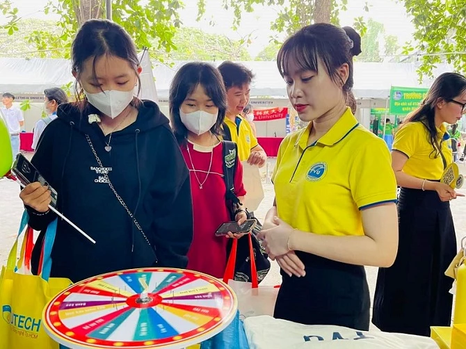 các em sinh viên được trải nghiệm, làm việc, học tập công việc thực tế tại doanh nghiệp ngay từ khi đang còn trên giảng đường và hưởng lương Students have the opportunity to experience, work, and learn practical tasks at businesses while still studying and receive a salary.