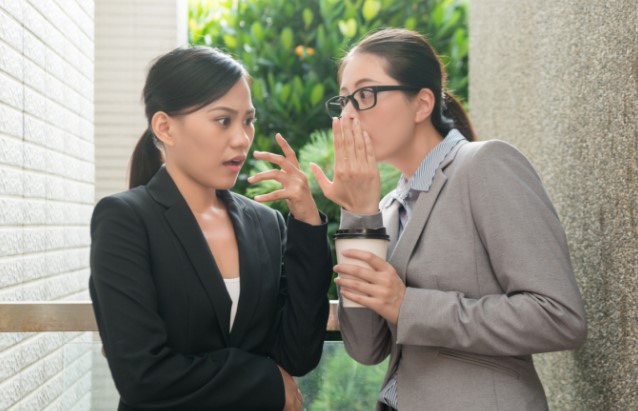 Đồng nghiệp ton hót nịnh nọt sếp, thấy ngứa mắt, tôi gửi cho sếp một đoạn ghi âm và chị ta bị đuổi khỏi công ty