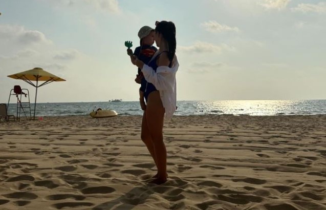 Vợ Việt kiều của Nguyễn Filip khoe ảnh diện bikini cuốn hút, nhan sắc mẹ một con vô cùng ngọt ngào