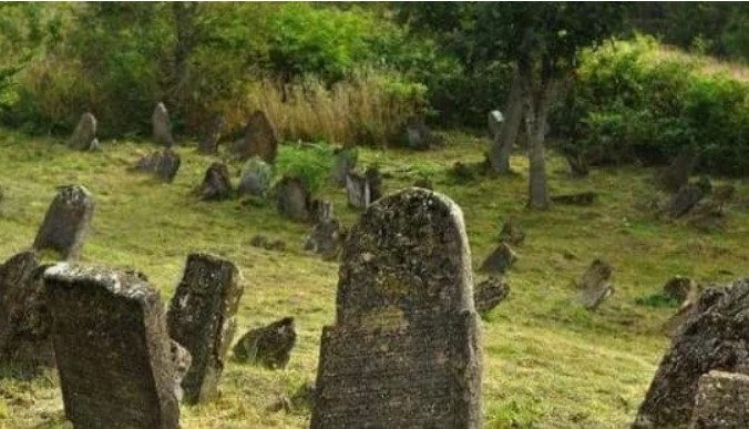 Người xưa có câu: 'Mộ không đầu thì con cháu nghèo, cáo canh mộ thì ba đời giàu có', nó có ý là gì?