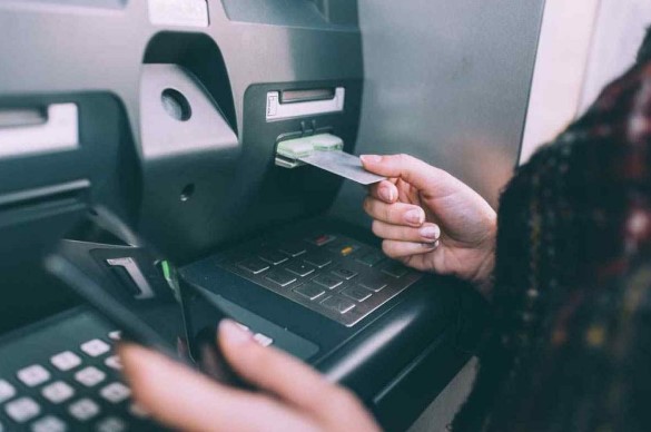 Làm gì khi bị nuốt thẻ ATM khi rút tiền?