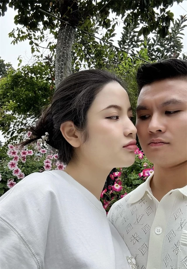 Chu Thanh Huyền tung ảnh hôn Quang Hải khiến dân tình đỏ mặt, thì ra đây là ảnh mà chàng cầu thủ từng che giấu- Ảnh 5.
