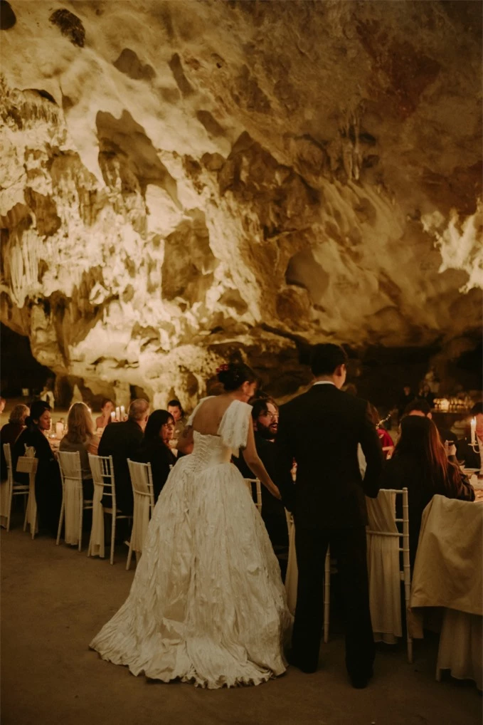 Về phần không gian cưới được decor tương đối đơn giản, lấy sự hoang sơ của hang động làm điểm nhấn và set-up các bàn tiệc theo phong cách cổ điển
