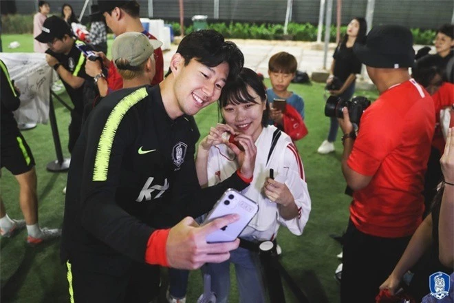 Son Heung-min nổi tiếng là người thân thiện với fan