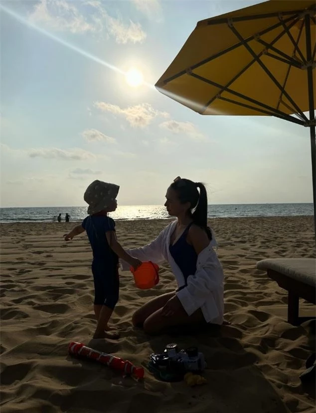 Vợ Việt kiều của Nguyễn Filip khoe ảnh diện bikini cuốn hút, nhan sắc mẹ một con vô cùng ngọt ngào
