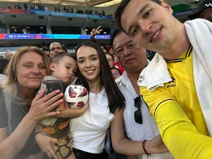 Trận đấu Filip khoác áo đội tuyển Việt Nam có gia đình đến cổ vũ