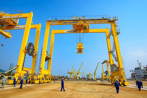 4 cẩu khung bánh lốp ERTG vừa được vận chuyển đến bến cảng Tiên Sa (Đà Nẵng) ngày 9/3/2024.