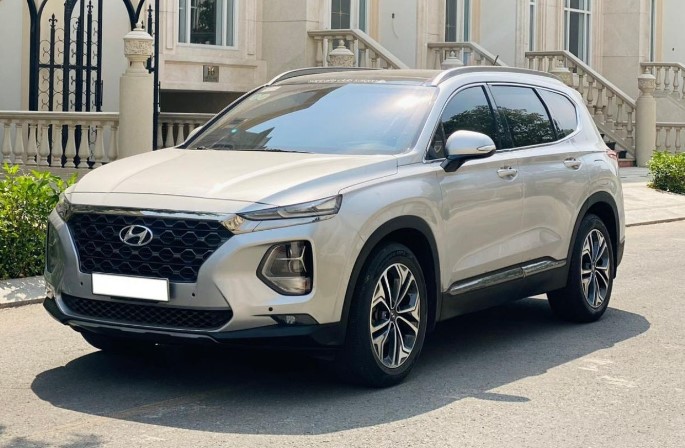 Lăn bánh 4 năm, Hyundai Santa Fe trượt giá ngang một chiếc Toyota Vios