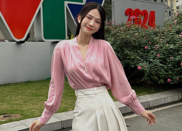 Từng bị cắt sóng trên đài truyền hình vì hình ảnh kém duyên, Lê Bống giờ ra sao?