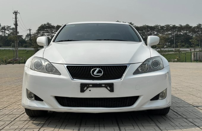 Xe sang Lexus IS 250 2008 &#x111;&#x1B0;&#x1EE3;c ch&#xE0;o b&#xE1;n v&#x1EDB;i gi&#xE1; ch&#x1EC9; b&#x1EB1;ng Hyundai Grand i10 &#x2018;&#x111;&#x1EAD;p h&#x1ED9;p&#x2019;