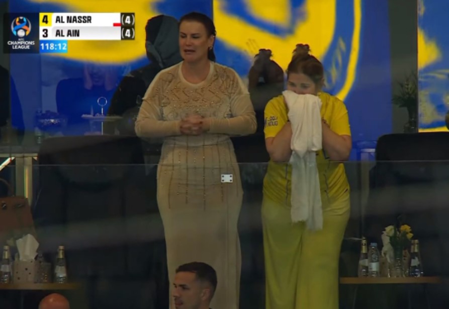 Mẹ Ronaldo bật khóc nức nở trên khán đài trong ngày con trai bị loại cay đắng tại cúp C1