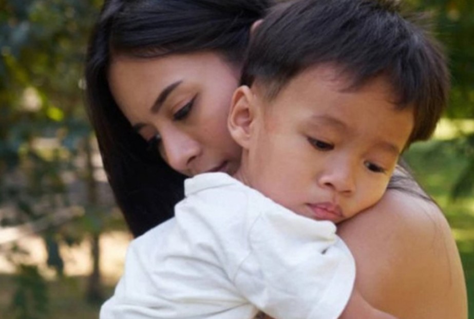 Vợ chồng anh tôi lấy nhau 10 năm chưa có con, thế mà ngày về thăm quê chị dâu dắt theo đứa nhỏ 3 tuổi