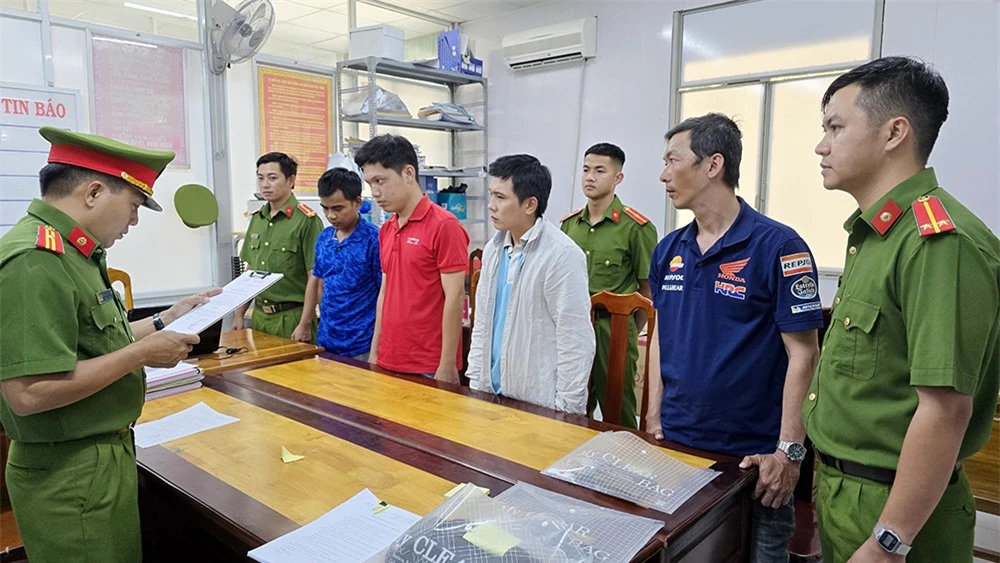 Cơ quan Cảnh sát điều tra Công an TP Long Xuyên thi hành Lệnh bắt tạm giam đối các bị can Khoa, Toàn và Khánh
