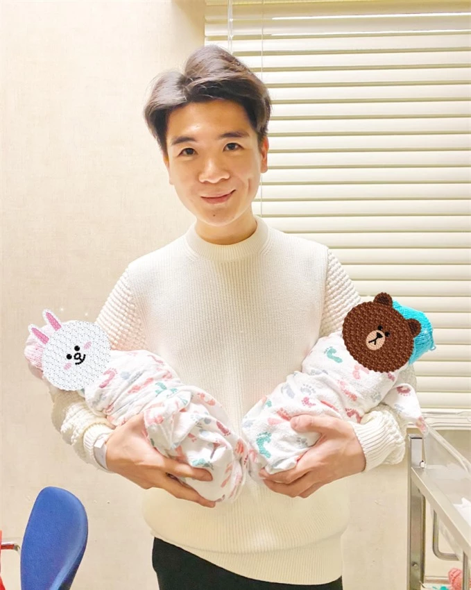 Cuối năm 2019, Đỗ Quang Vinh đăng tải bức hình công khai lên chức bố của cặp song sinh trai - gái