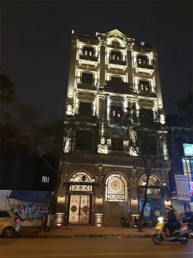 Biệt thự 5 tầng tráng lệ chẳng khác gì