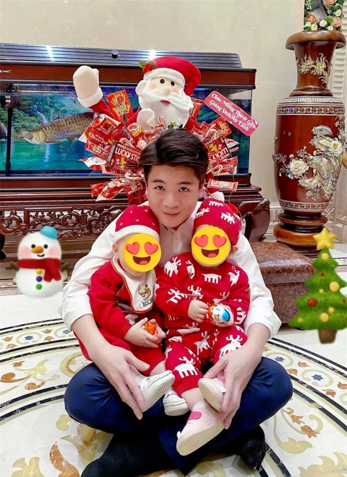 Những khoảnh khắc ba con quấn quýt bên trong