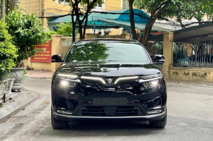 Sau 2 năm sử dụng, xe điện VinFast VF 8 'lướt' trượt giá ngang một chiếc Huyndai Accent