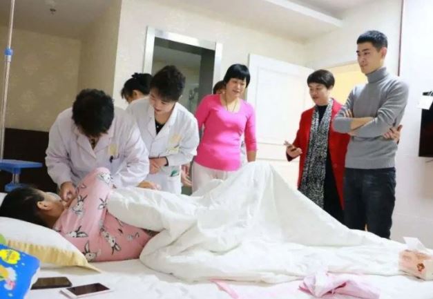 Bà ngoại hứa bỏ việc ở quê lên trông cháu nhưng đòi trả 10 triệu/tháng, tôi đưa bà gấp đôi