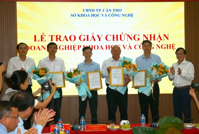 Trao giấy chứng nhận doanh nghiệp khoa học công nghệ cho 4 doanh nghiệp trên địa bàn.