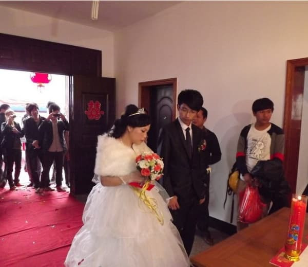 Vừa xem xong những tấm ảnh cưới, chồng nổi giận lôi đình mang đi đốt sạch sẽ và tuyên bố một chuyện động trời