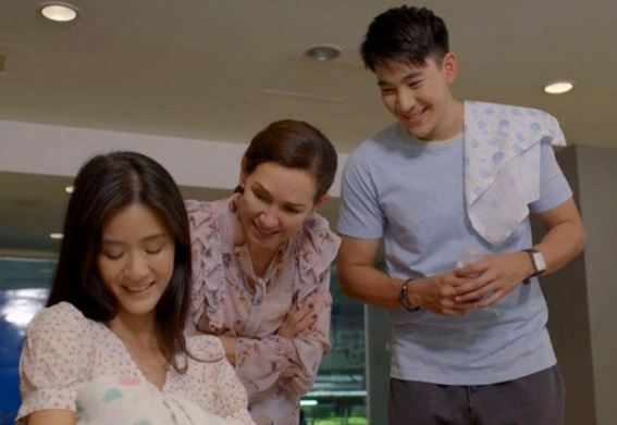 Tôi cưới, nhà chồng không cho một đồng, con đầy tháng mẹ chồng tặng chiếc túi sờn cũ khiến tôi nghẹn ngào