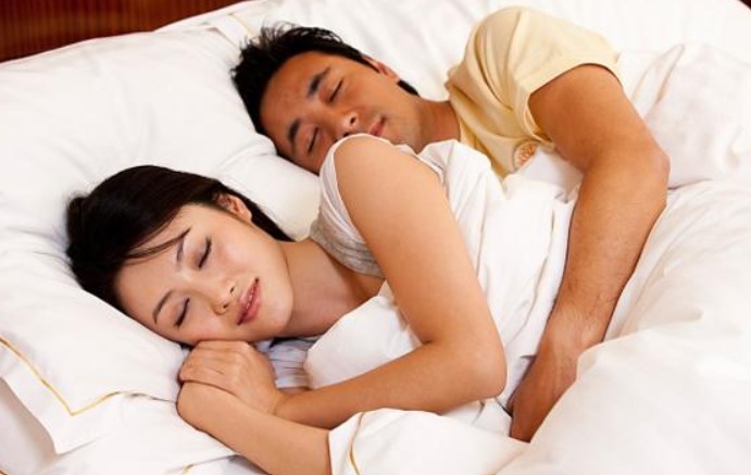 Đêm tân hôn, mẹ vợ công khai lắp camera trong phòng hai vợ chồng