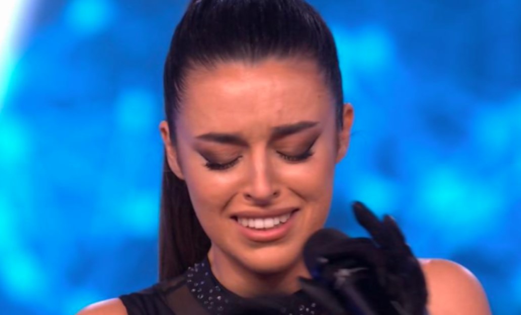 WAG xinh đẹp bị sao bóng đá quyết chia tay sau 4 năm "trong mơ", cô nàng suy sụp bật khóc ngay trên sóng truyền hình