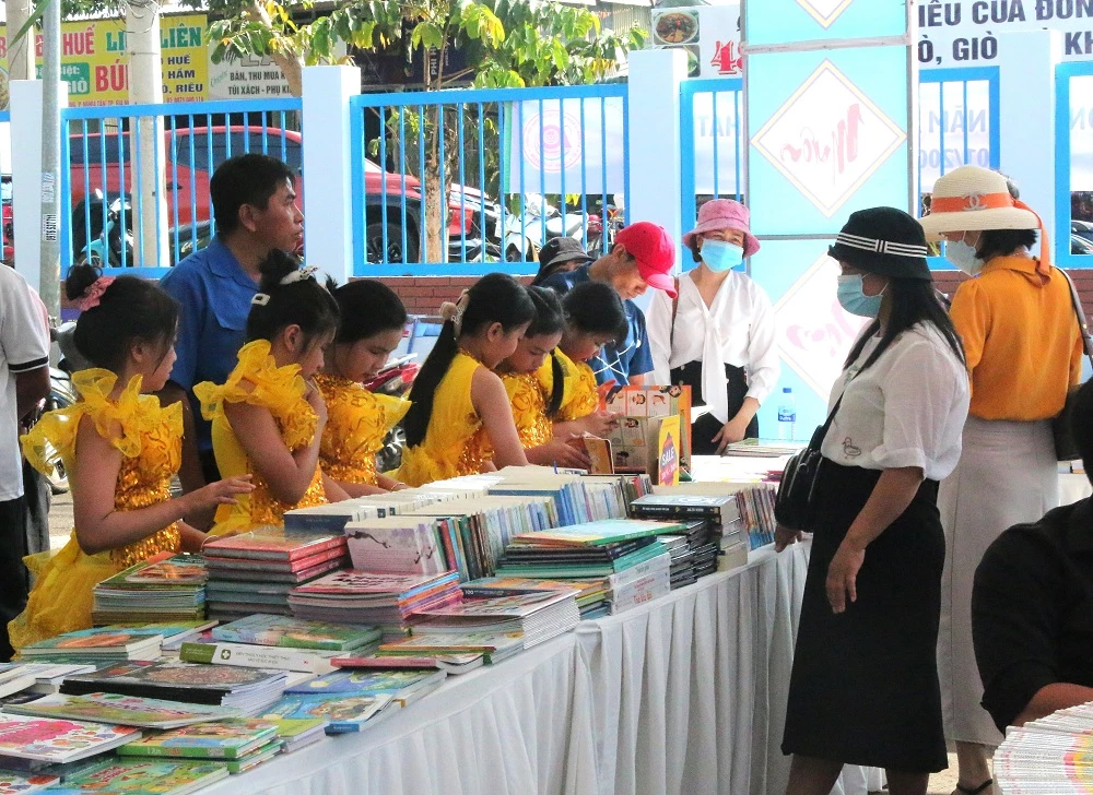 khổ Ngày hội sách và văn hóa đọc tỉnh Đắk Nông thu hút đông đảo độc giả tham gia.