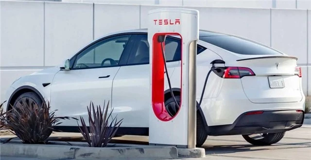 Tesla khai phá 'mỏ vàng' mới: thu nhập khéo còn 'ngon' hơn bán xe điện tới 12 tỷ USD/năm - liệu thương hiệu Việt Nam có học hỏi?- Ảnh 1.