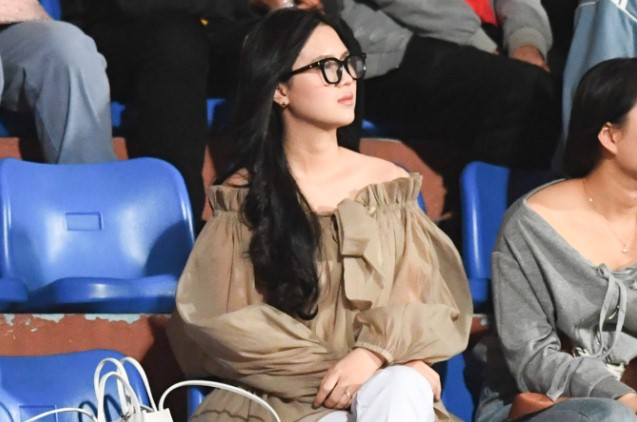 Vợ Thành Chung lộ vai trần trên khán đài sân Hàng Đẫy, chuẩn "gái một con trông mòn con mắt"