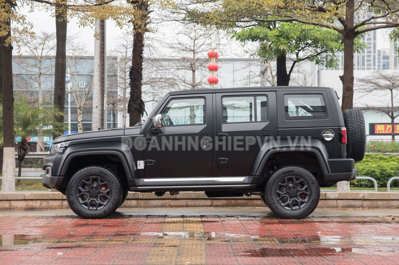 SUV địa hình siêu hầm hố, động cơ tăng áp, giá ‘hạt dẻ’