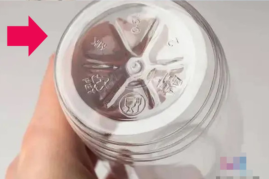 Tại sao phần đáy của chai nước giải khát lại được thiết kế là một bông hoa? Để trông đẹp hay để giảm bớt nước hơn?