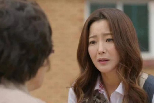 Nhờ tôi hiến máu mà mẹ chồng thoát khỏi cửa tử, ngày bà xuất viện tôi hóa đá khi nhìn thấy cuốn sổ đỏ trên tay chị dâu