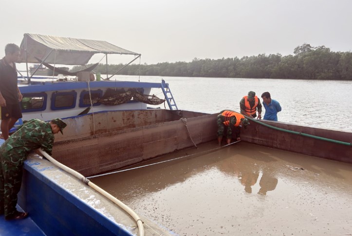 TP Hồ Chí Minh: Tạm giữ tàu chở 200m3 cát không rõ nguồn gốc trên biển