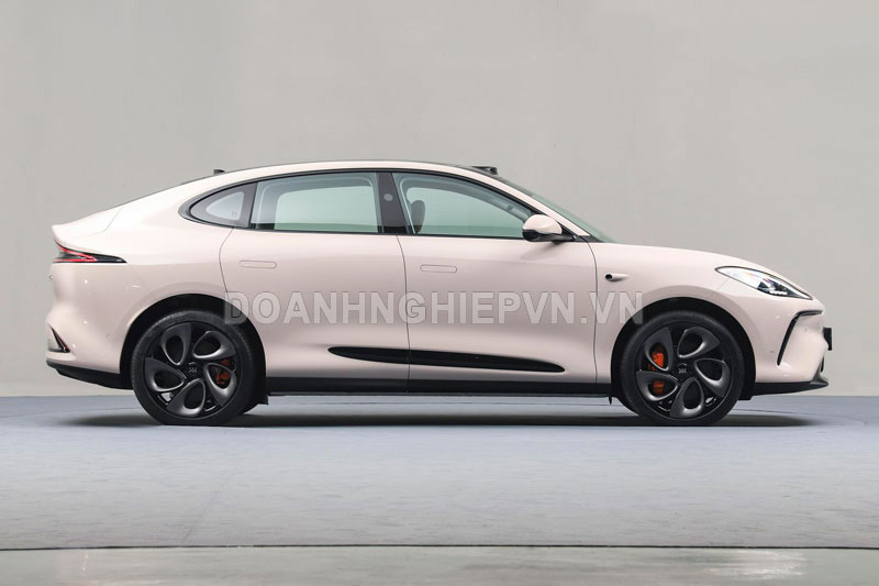 Ôtô điện gầm cao công suất ngang siêu xe, nội thất sang chảnh, giá gần 750 triệu đồng