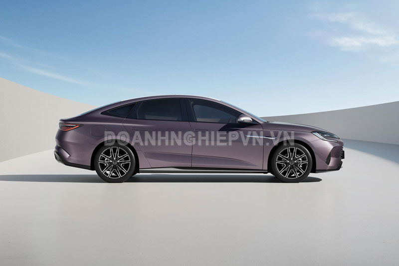 Xe sedan lớn hơn Toyota Camry, công suất 218 mã lực, tiêu thụ 1,08 lít xăng/100 km, giá gần 490 triệu đồng