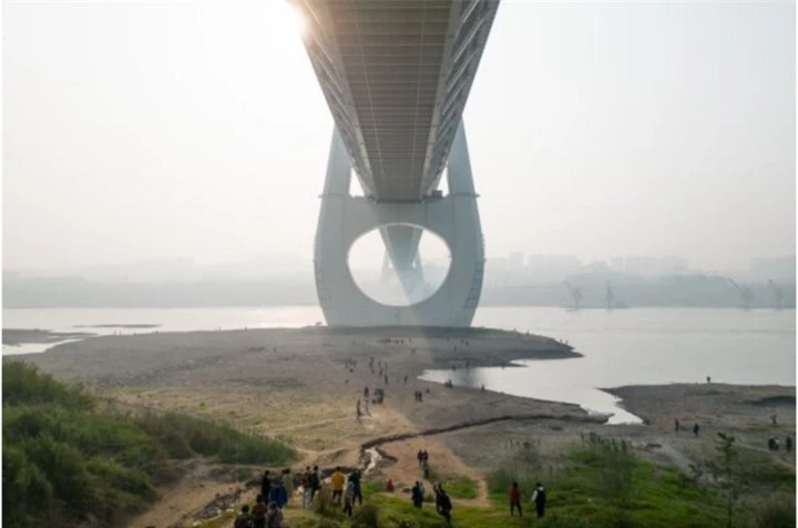 Không chỉ đóng vai trò là cầu nối giao thông quan trọng, cầu vượt sông Bạch Cư Tự còn trở thành một thắng cảnh của thành phố Trùng Khánh.