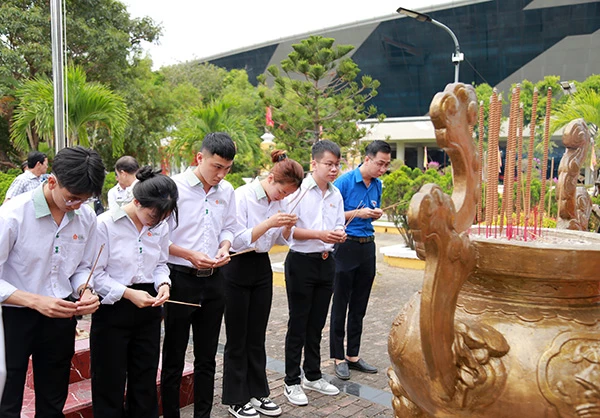 Sinh viên ĐH Đông Á tri ân các liệt sĩ đã hy sinh thân mình bảo vệ đảo Gạc Ma cách đây 36 năm.