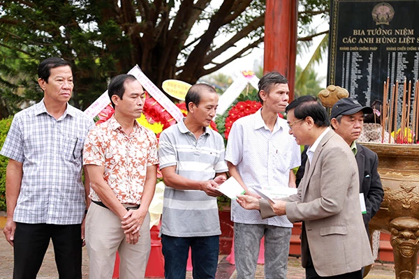 Lãnh đạo trường ĐH Đông Á trao hỗ trợ cho gia đình 7 liệt sĩ Gạc Ma là con em Đà Nẵng, Quảng Nam.
