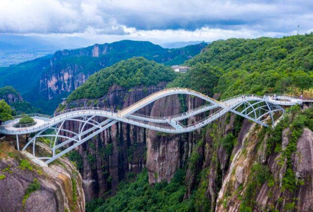 Cầu kính độc lạ uốn lượn giữa trời mây ở Trung Quốc