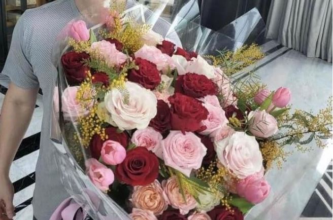 Vượt 300km trong đêm đến tặng hoa cho bạn gái, tôi bàng hoàng phát hiện bí mật giấu kín của cô ấy