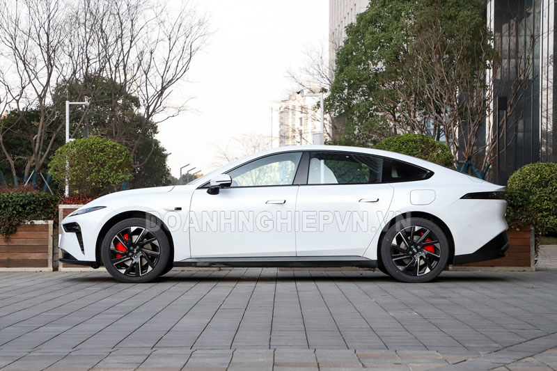 CLIP: Cận cảnh xe sedan công suất 544 mã lực, thiết kế sang chảnh, giá ‘hạt dẻ’