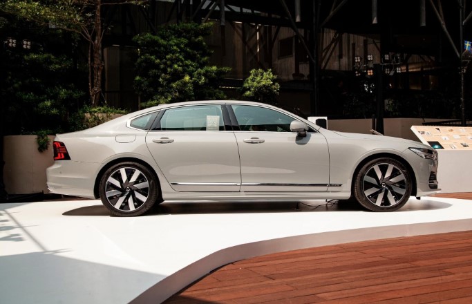 Volvo S90 Recharge ra mắt tại Việt Nam, tiêu thụ xăng ít hơn xe máy, giá 2,89 tỷ đồng