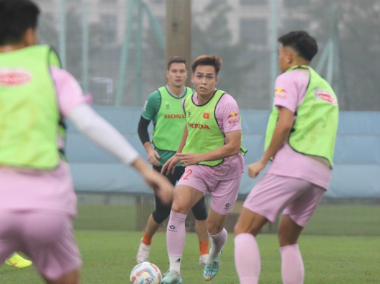 Cầu thủ đẹp trai nhất nhì đội tuyển Việt Nam xuất hiện với chiếc môi băng kín khiến fan thương xót: Sao lại ra nông nỗi này