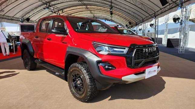 Chi tiết Toyota Hilux Revo GR Sport 2024 vừa ra mắt